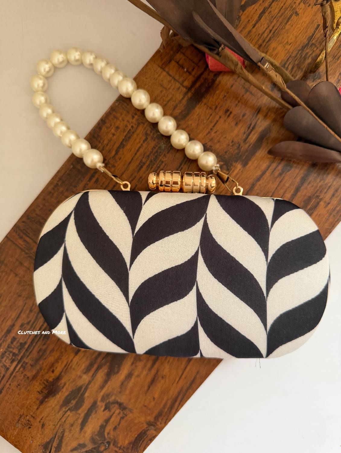 Paradise Black White Clutch