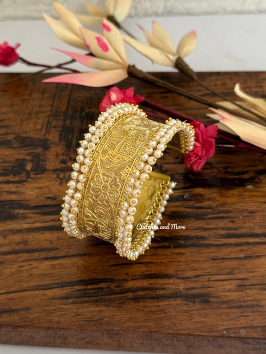 gauhar-e-pearl handcuff