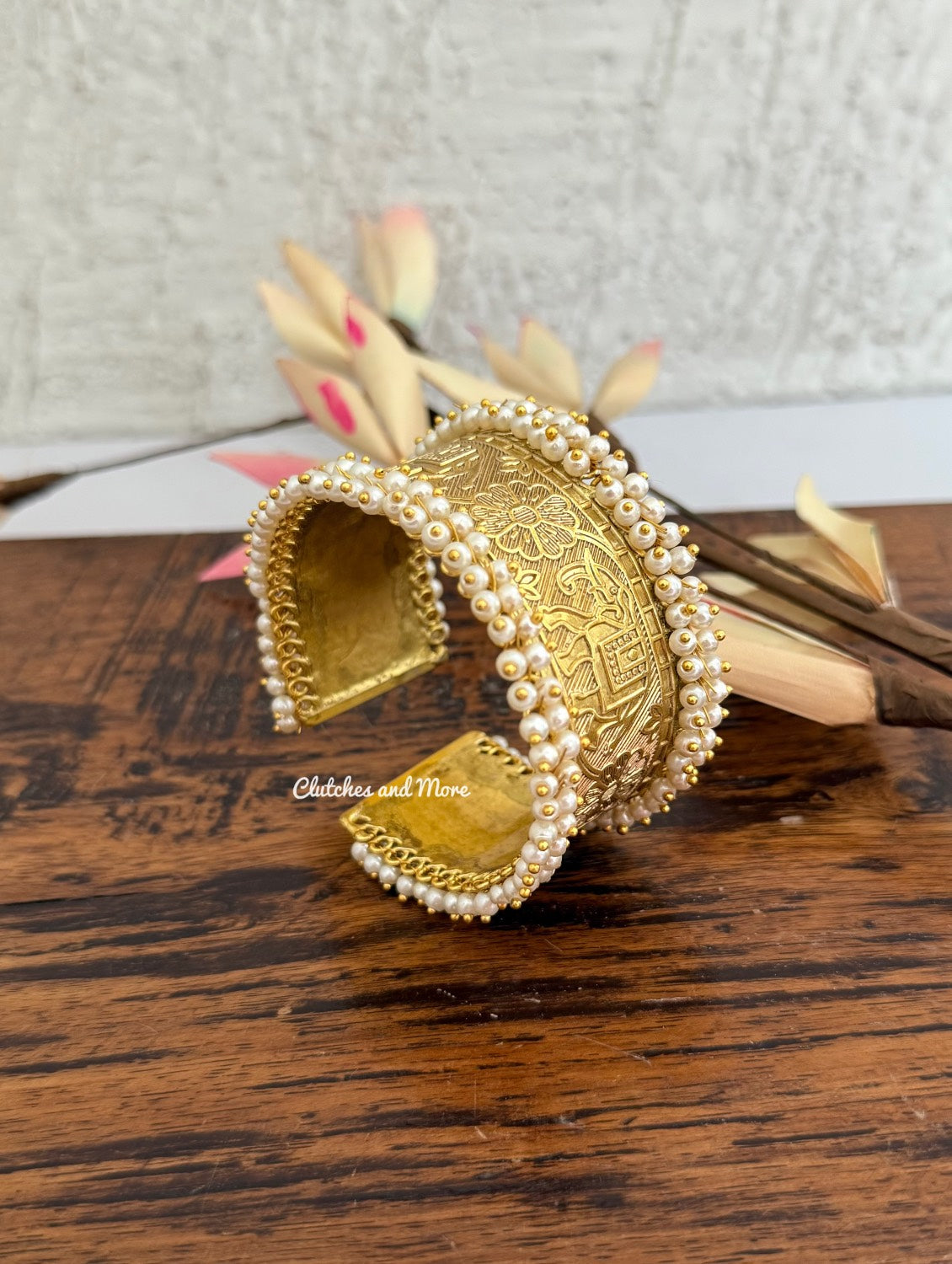 gauhar-e-pearl handcuff
