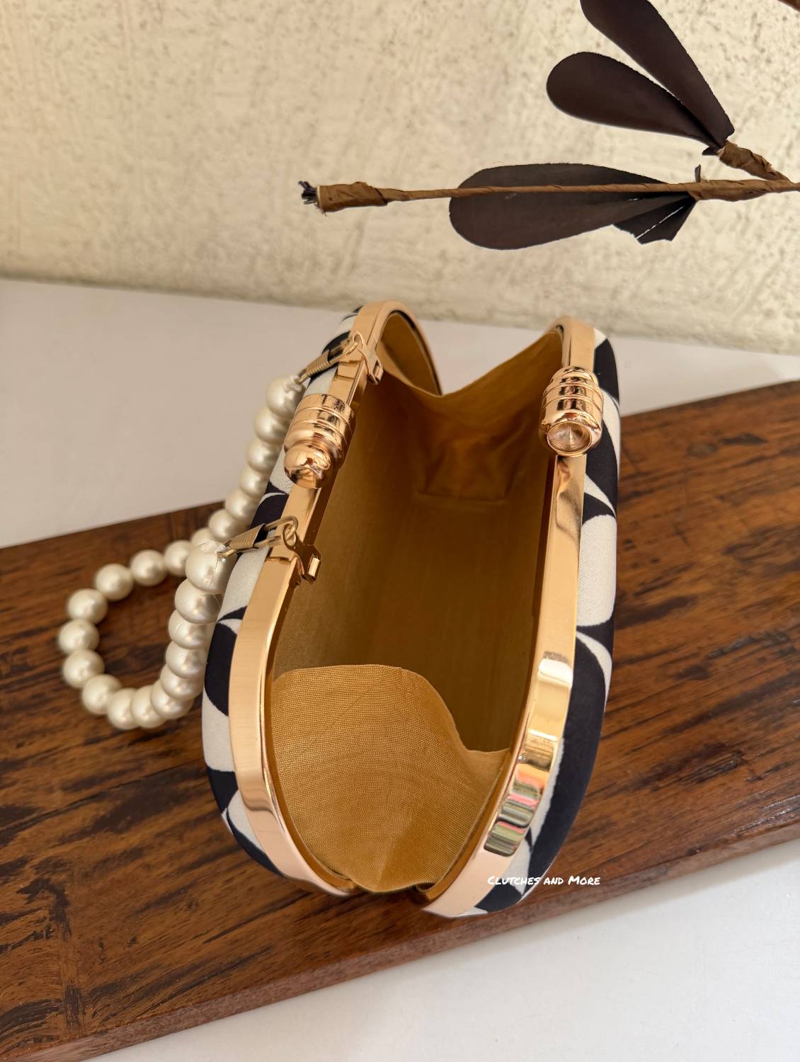 Paradise Black White Clutch
