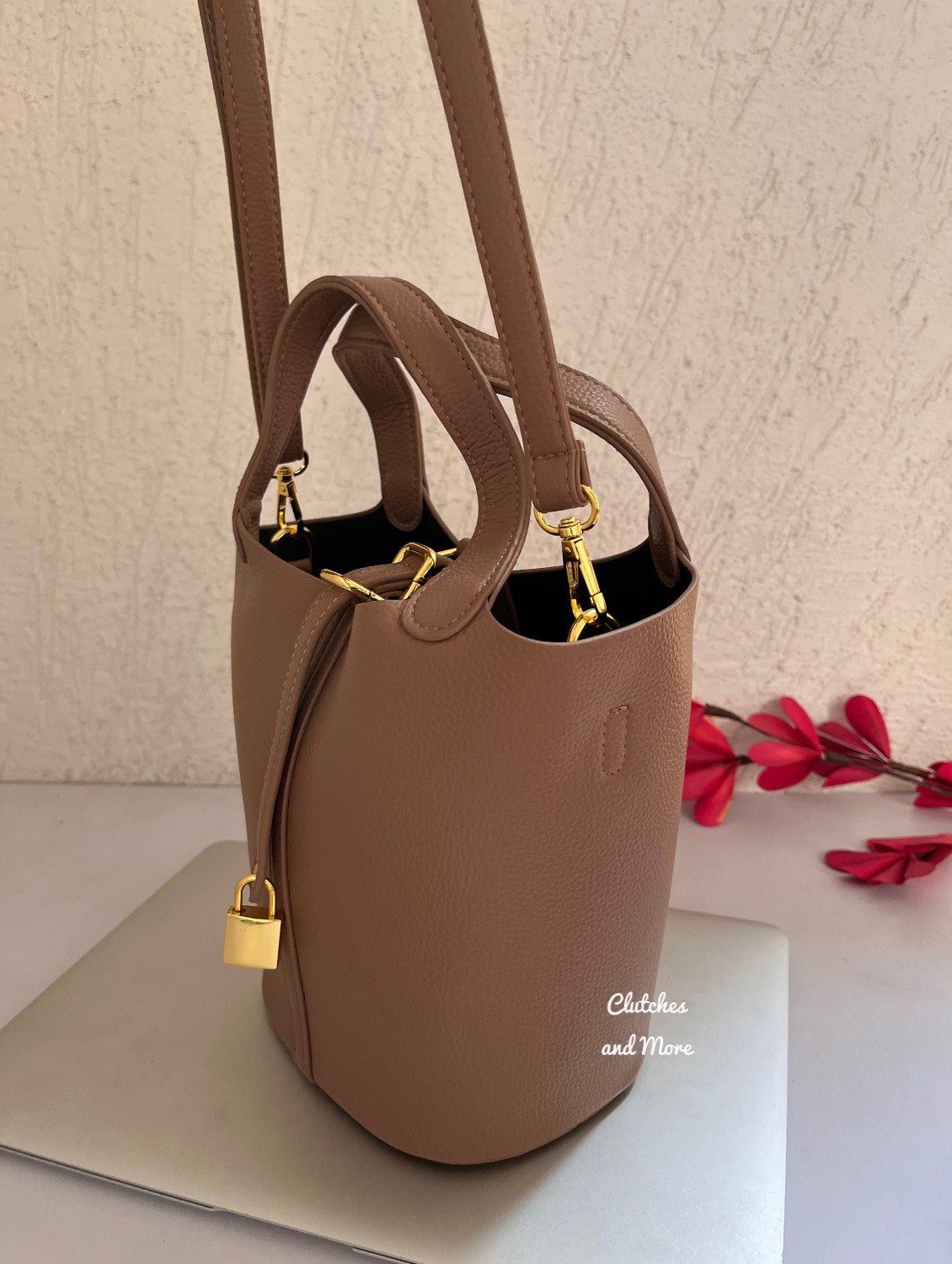 Lock it Bucket Bag Nude Brown