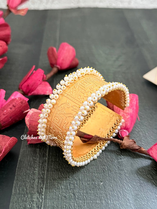 gauhar-e-pearl handcuff