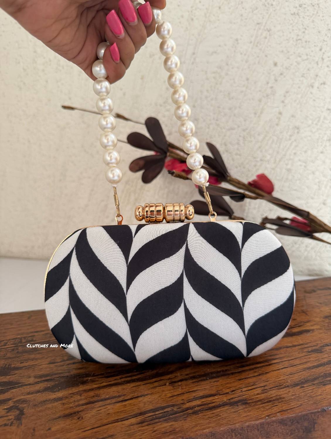 Paradise Black White Clutch