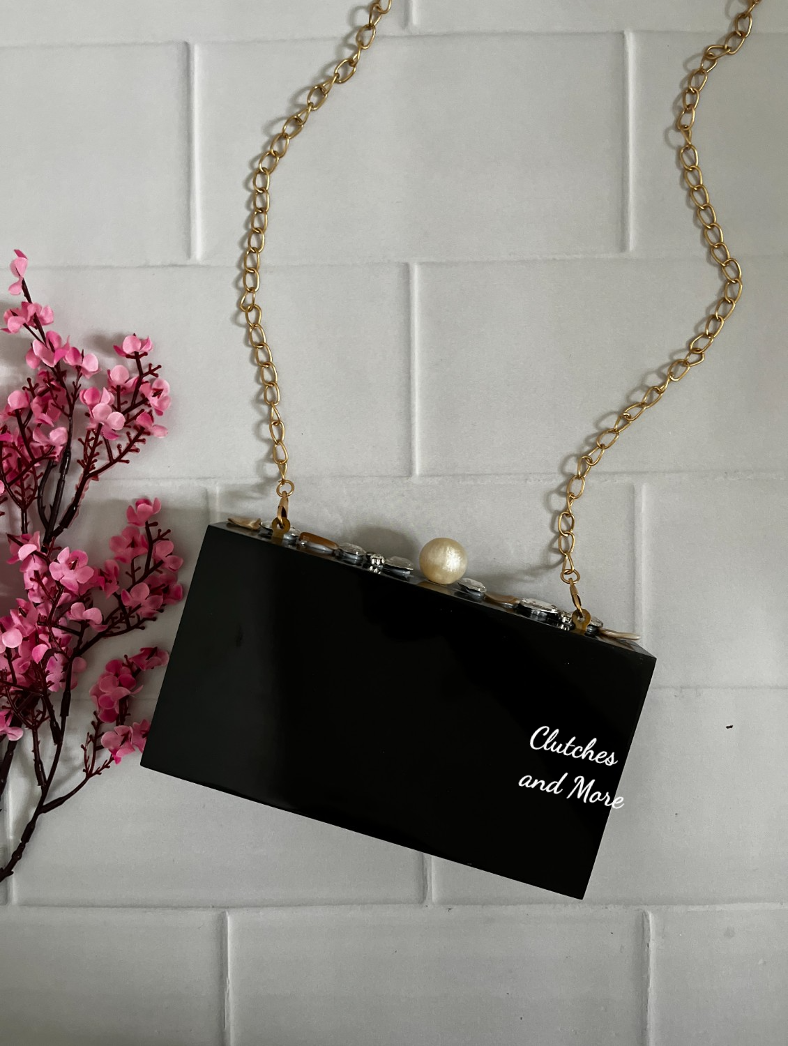 Black resin clutch