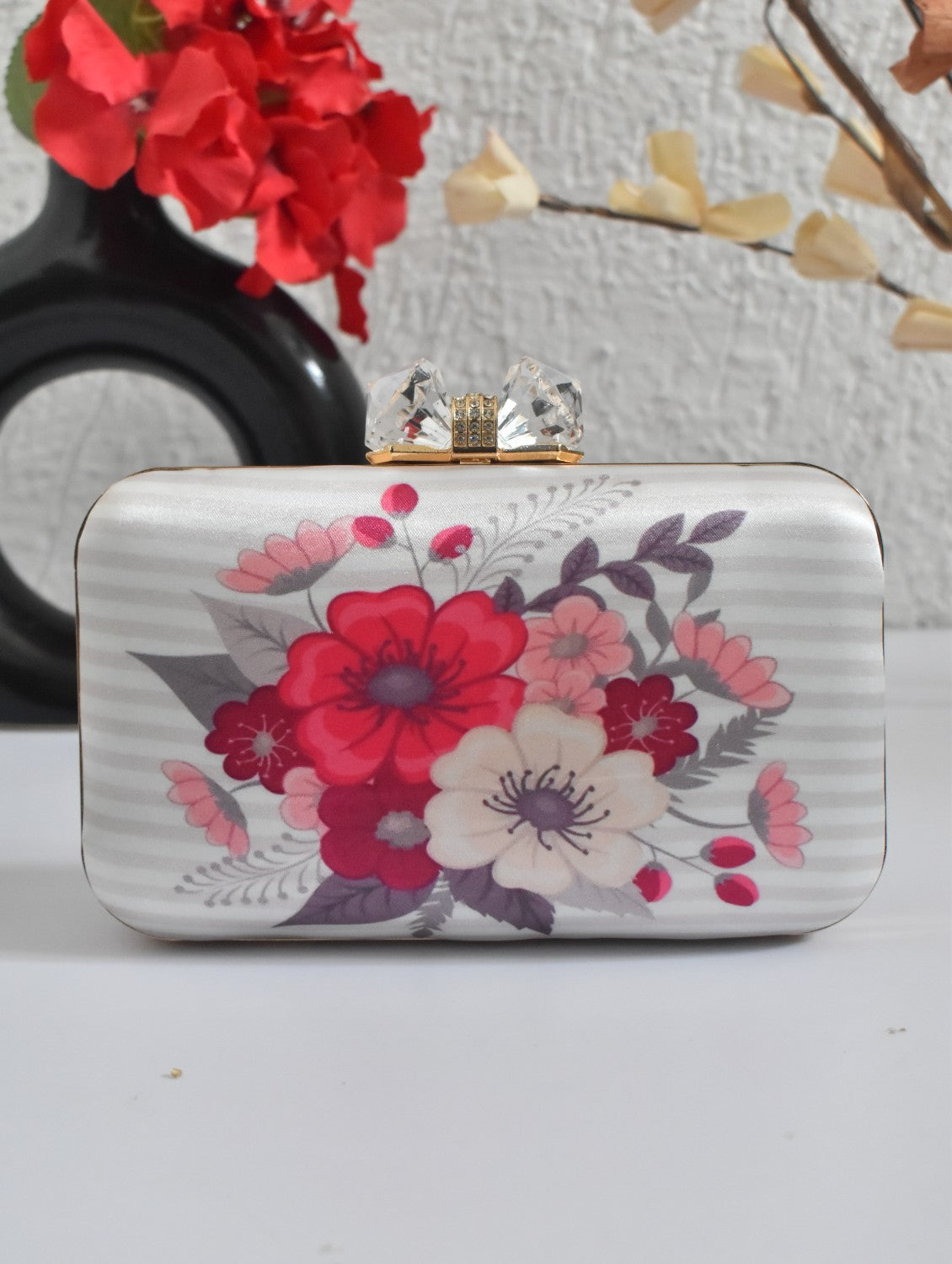 Blooming flowers white clutch