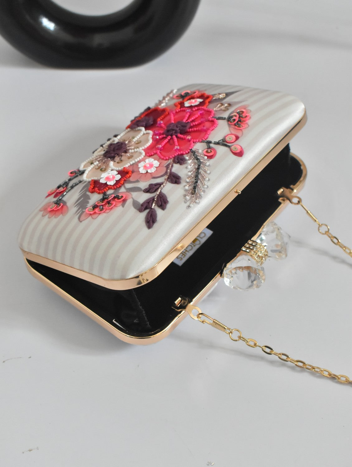 Blooming flowers white clutch